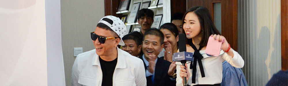 孫紅雷蒞臨雷諾表總部， 為圓夢“下跪”求婚！